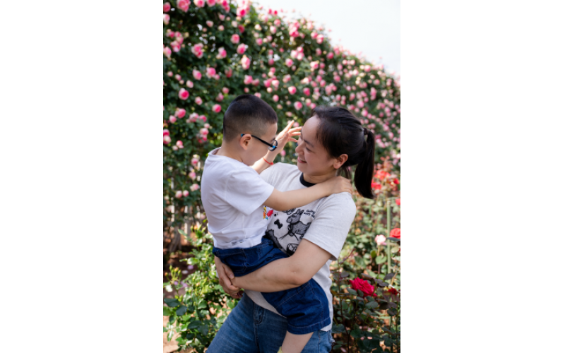 自由点圆梦小队第6期：她编了上千朵花养家，这次换别人送她一片花海